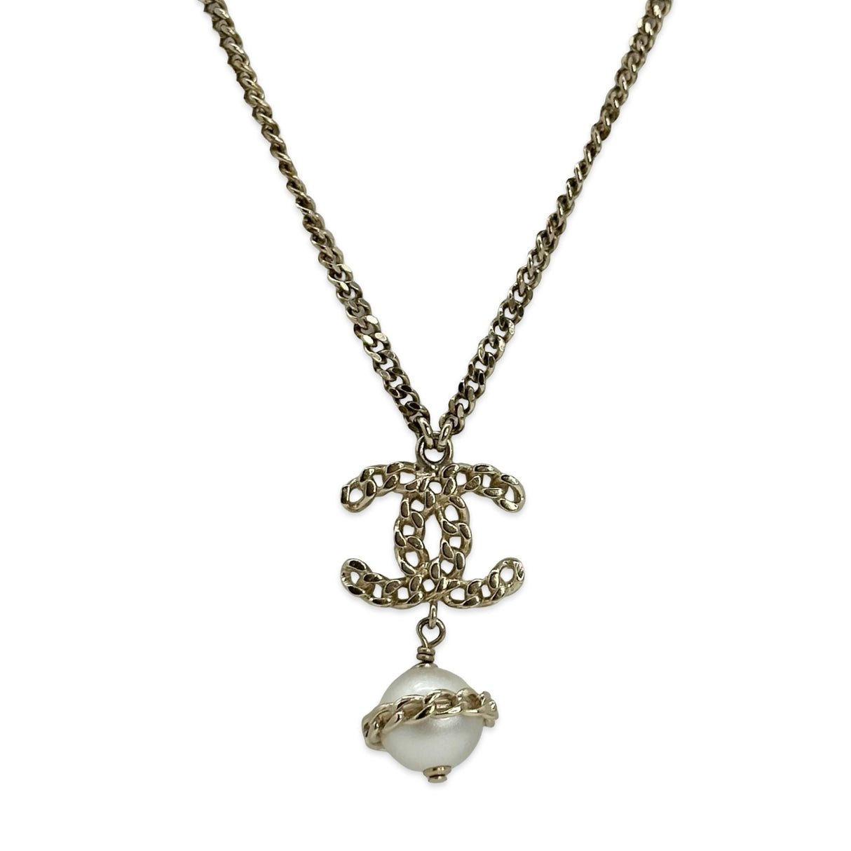 CHANEL: Chain CC Pearl Drop Necklace
