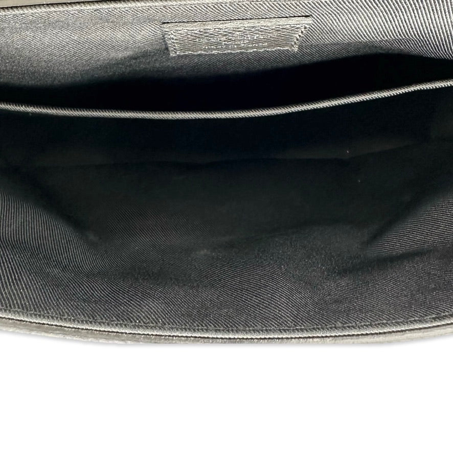 LOUIS VUITTON: Taiga District Messenger PM