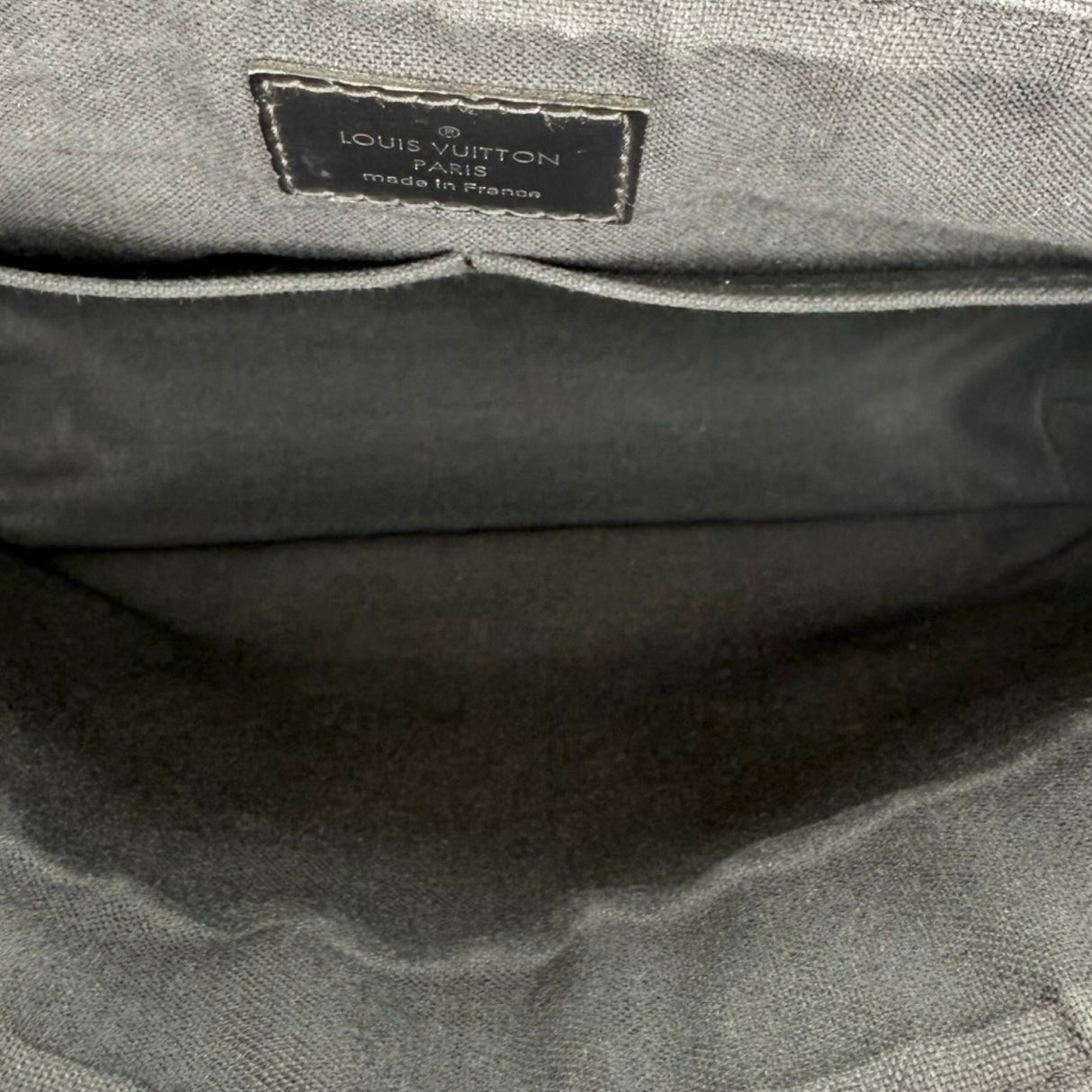 LOUIS VUITTON: Damier Graphite District PM Messenger