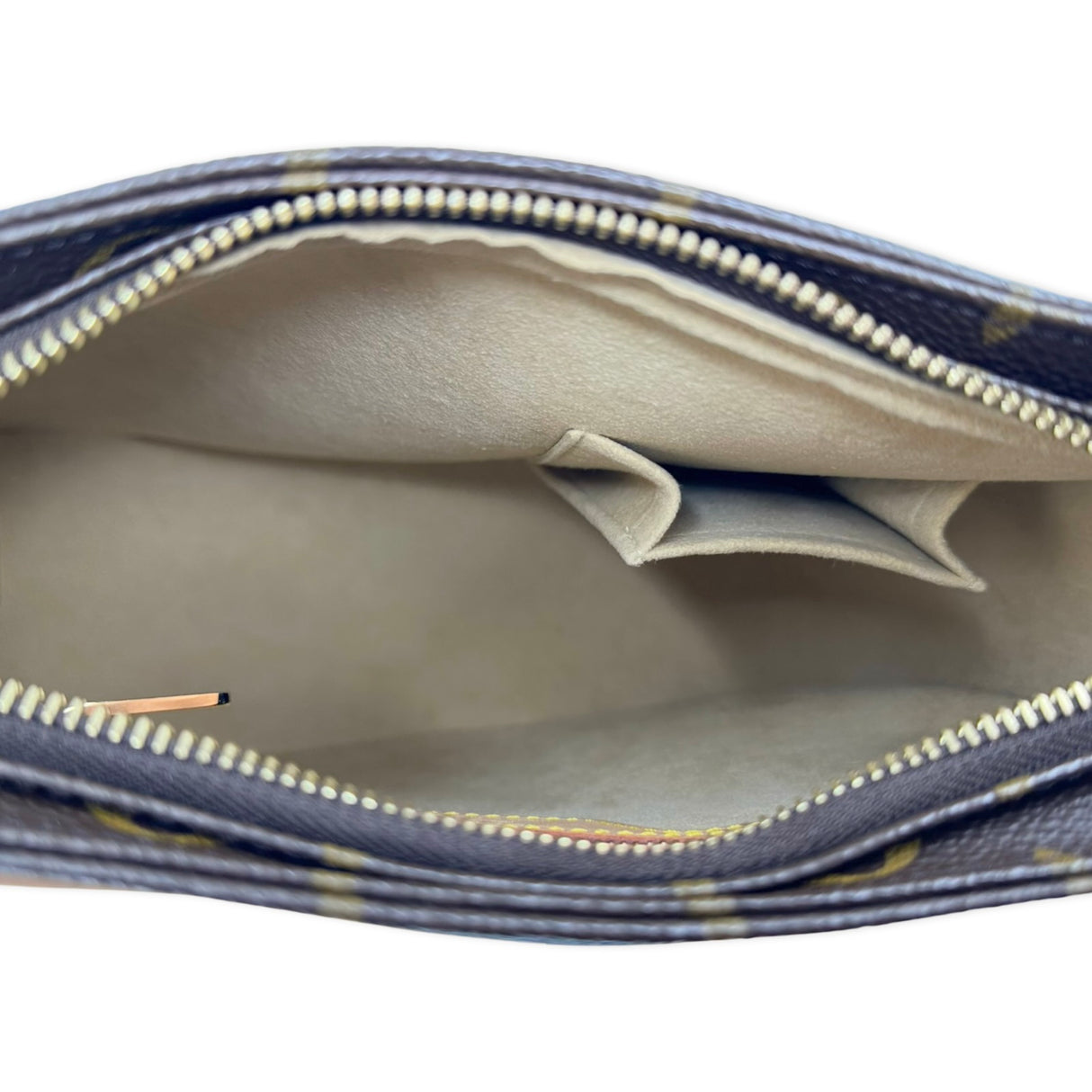 LOUIS VUITTON: Monogram Looping MM