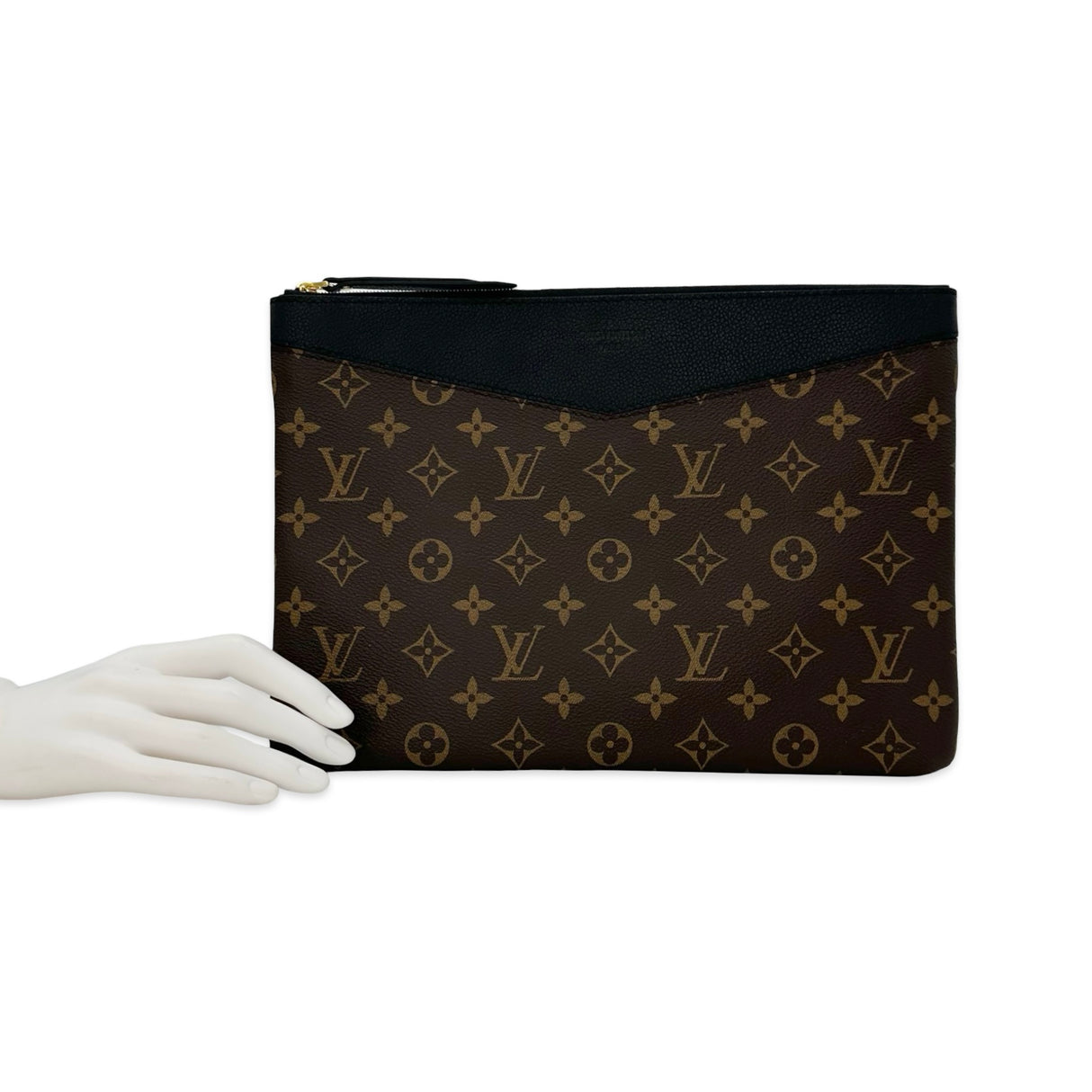 LOUIS VUITTON: Monogram Daily Pouch