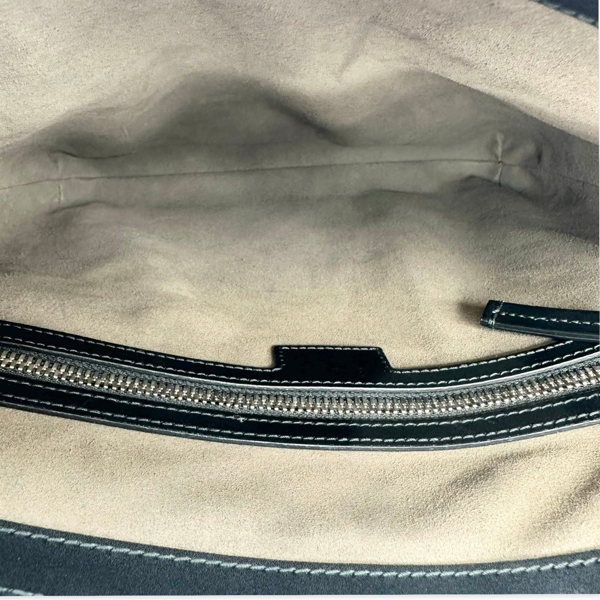 GUCCI: GG Supreme Flat Messenger