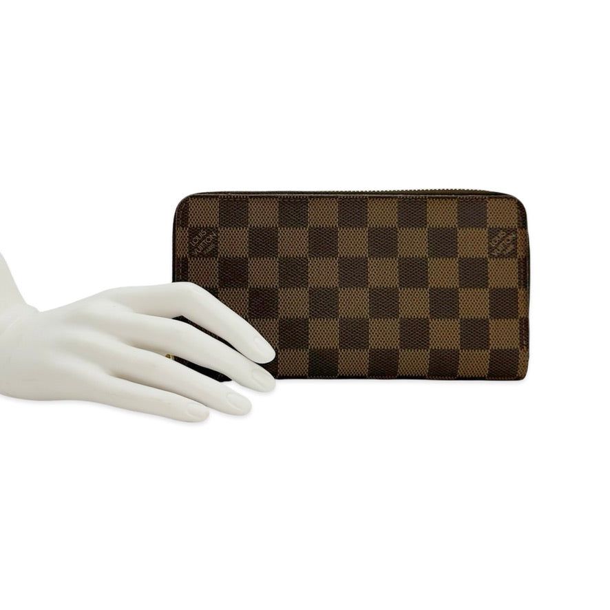 LOUIS VUITTON: Damier Ebene Zippy Wallet