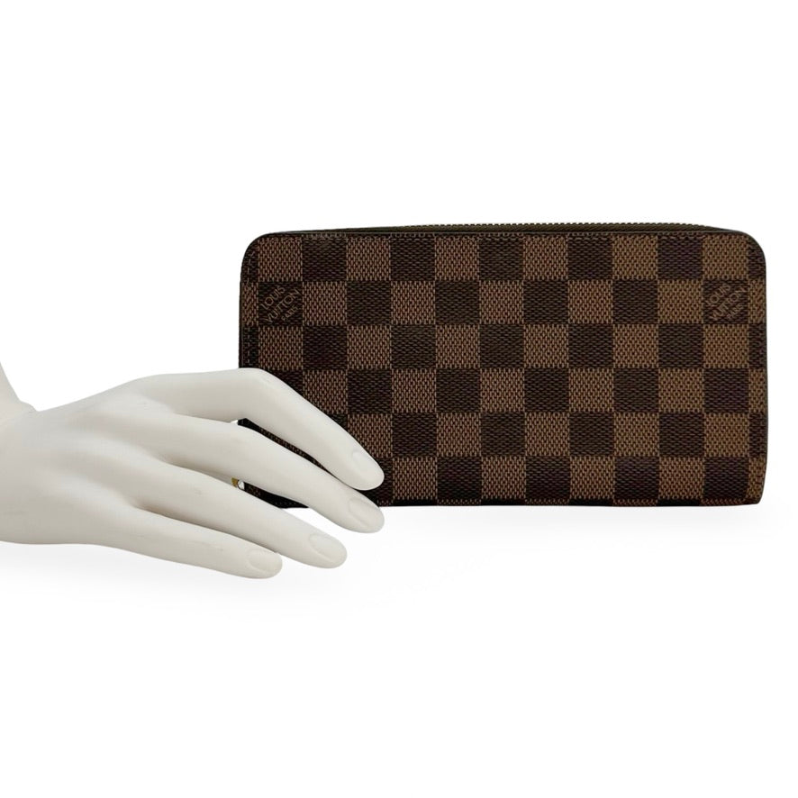 LOUIS VUITTON: Damier Ebene Zippy Wallet
