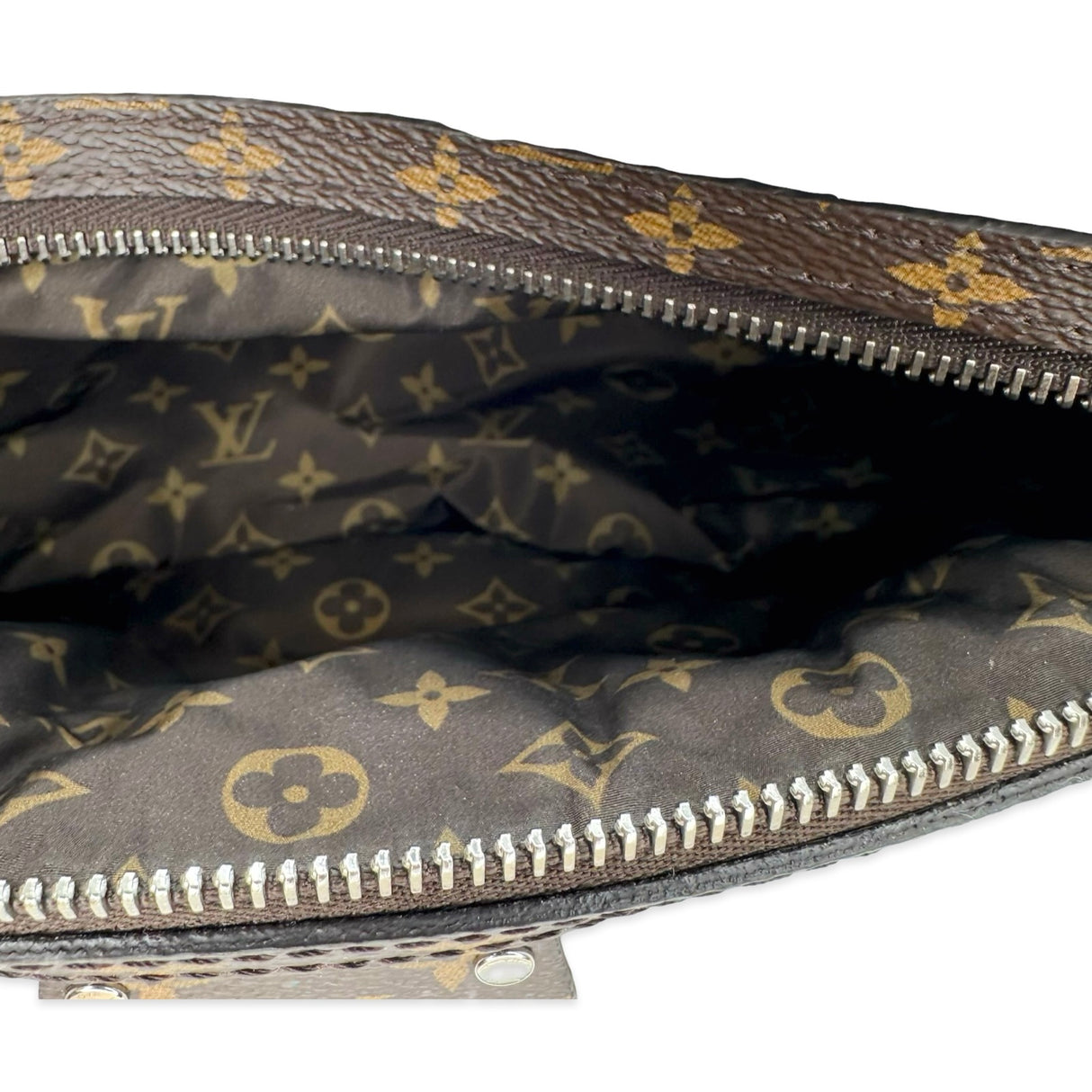 LOUIS VUITTON: Pillow Maxi Bumbag