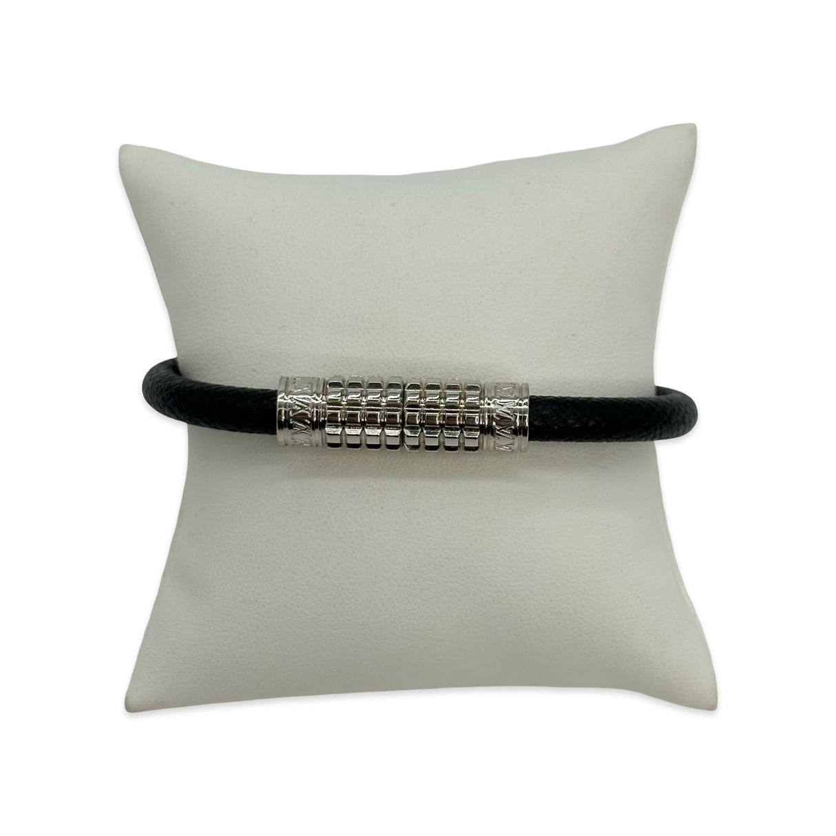 LOUIS VUITTON: Taiga Digit Bracelet