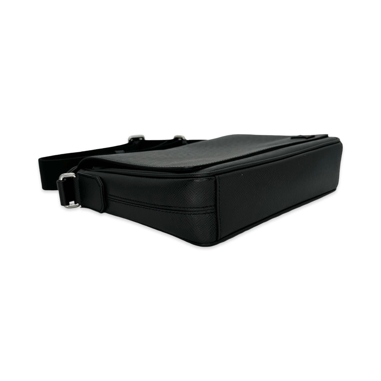 LOUIS VUITTON: Taiga District Messenger PM