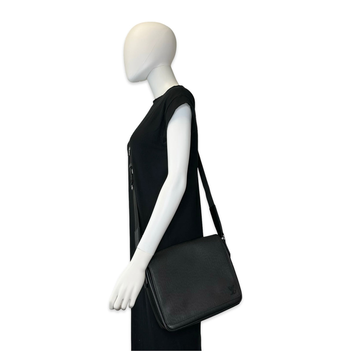 LOUIS VUITTON: Taiga District Messenger PM