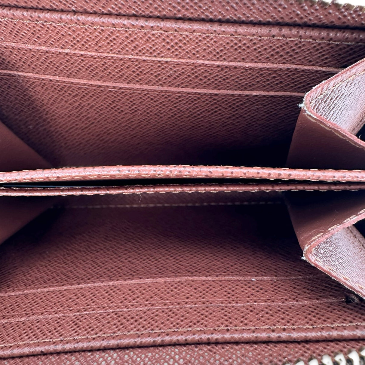 LOUIS VUITTON: Monogram Zippy Coin Purse