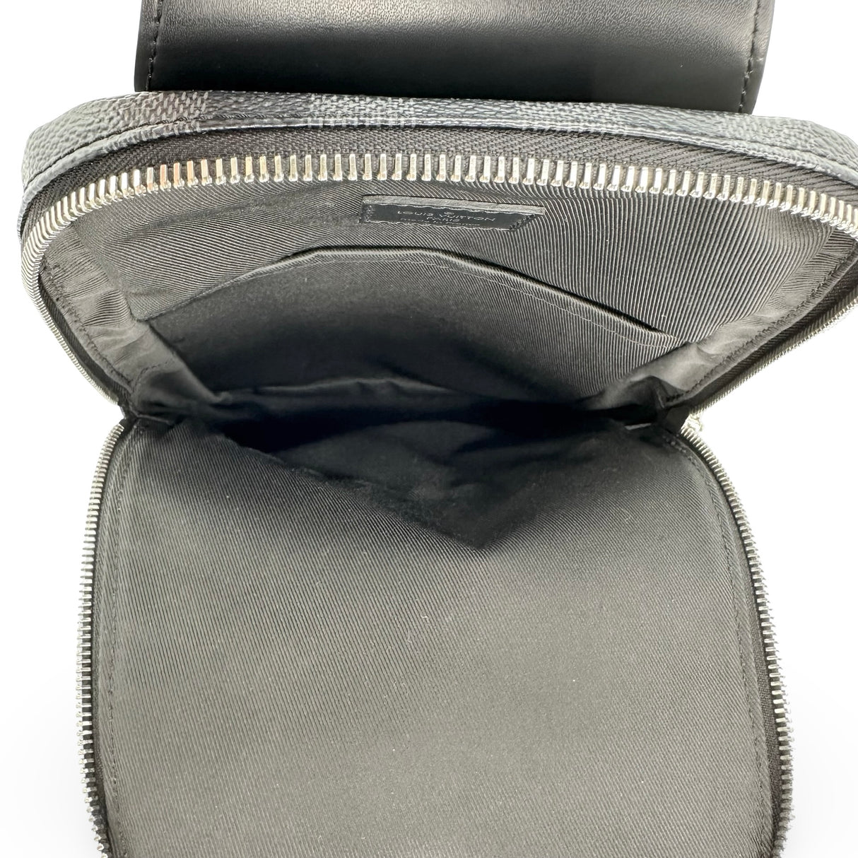LOUIS VUITTON: Damier Graphite Avenue Sling Bag