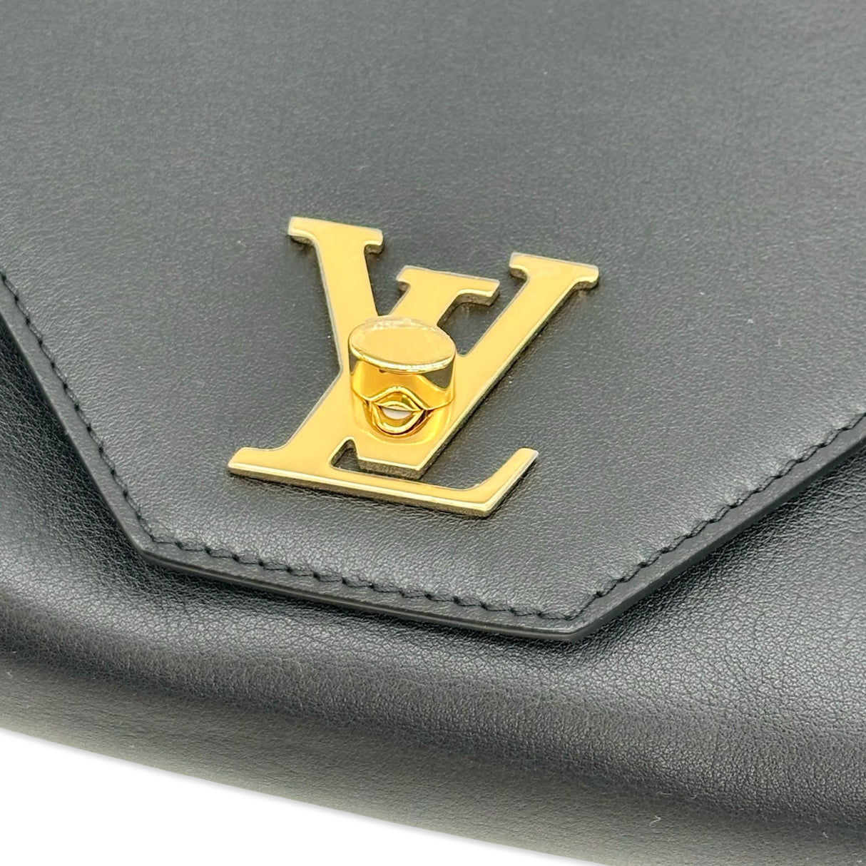 LOUIS VUITTON: Calfskin Lovenote Chain Clutch