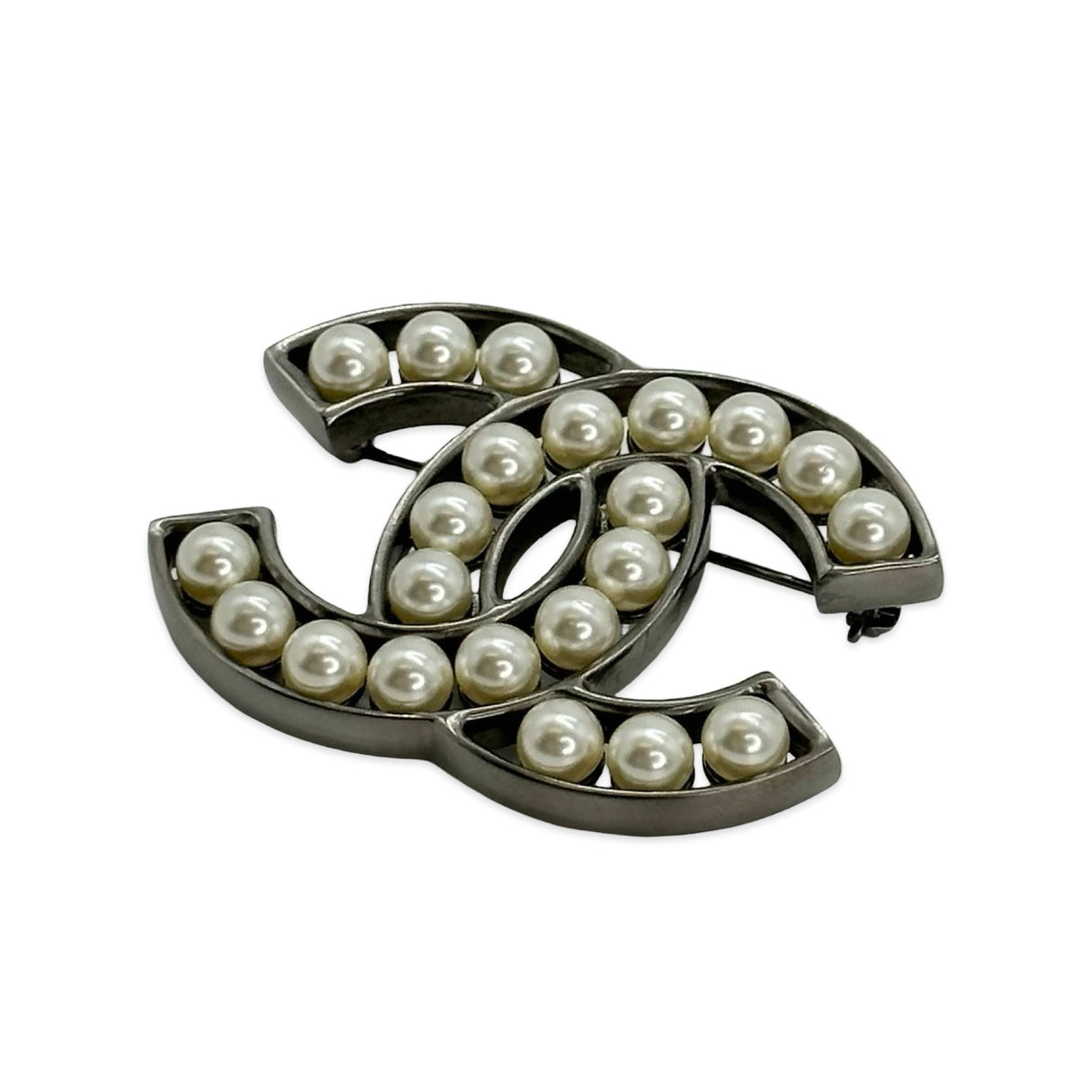 CHANEL: Pearl CC Brooch