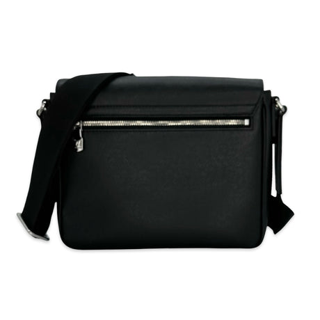 LOUIS VUITTON: Taiga District Messenger PM