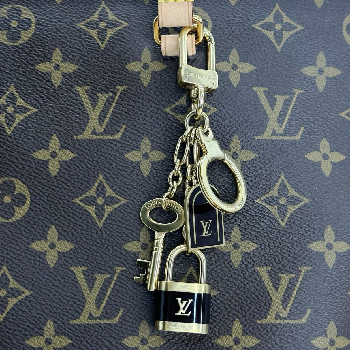 LOUIS VUITTON: Porte Cles Cadena Bag Charm