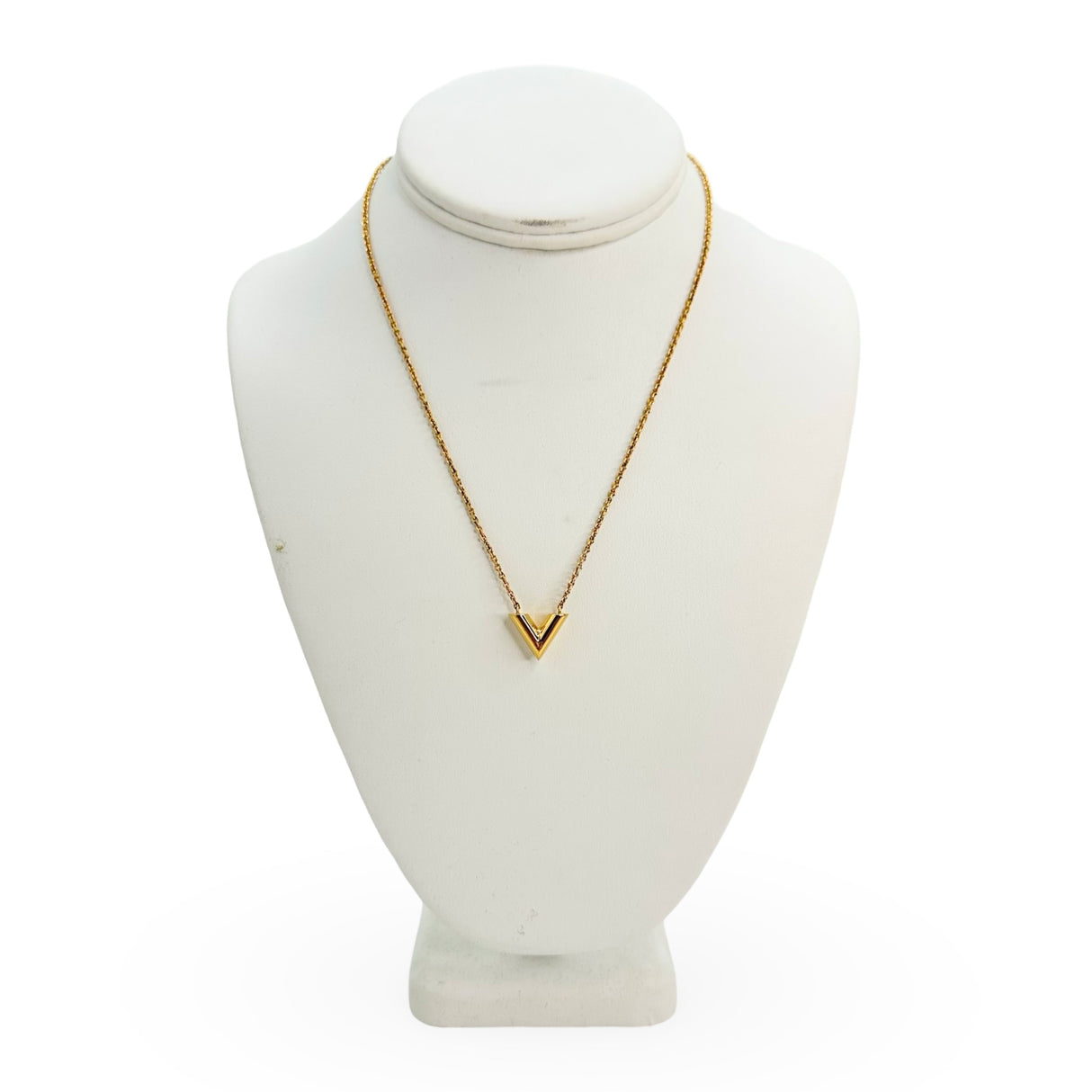 LOUIS VUITTON: Essential V Necklace