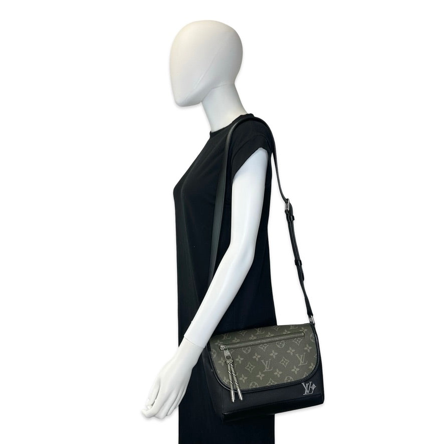 LOUIS VUITTON: Monogram Pulse Messenger