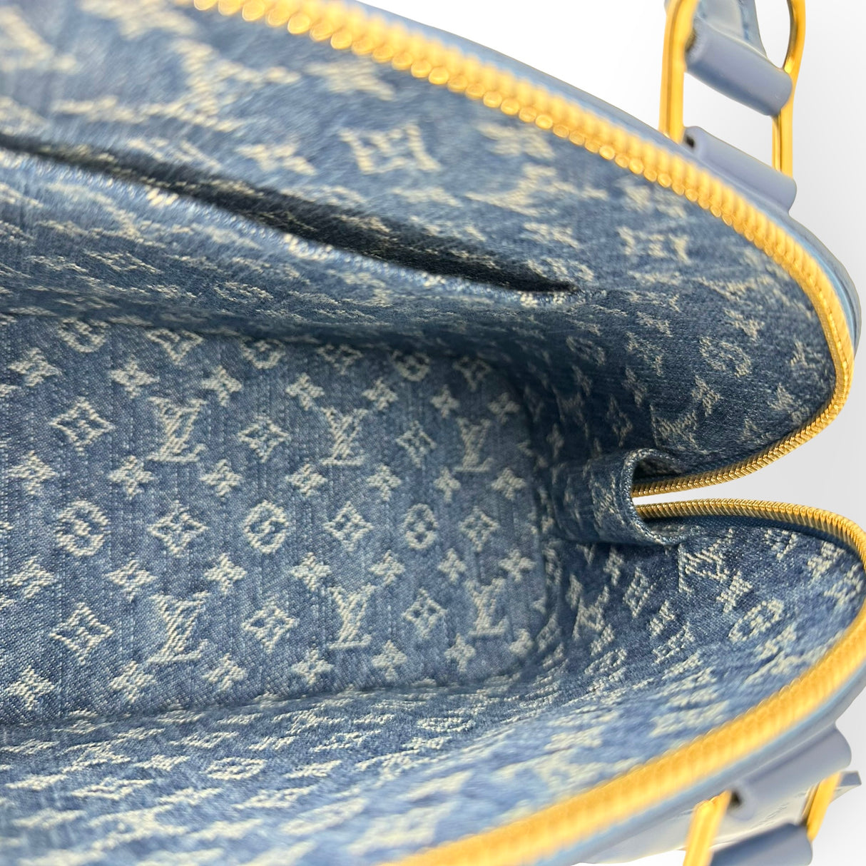 LOUIS VUITTON: Epi Alma BB
