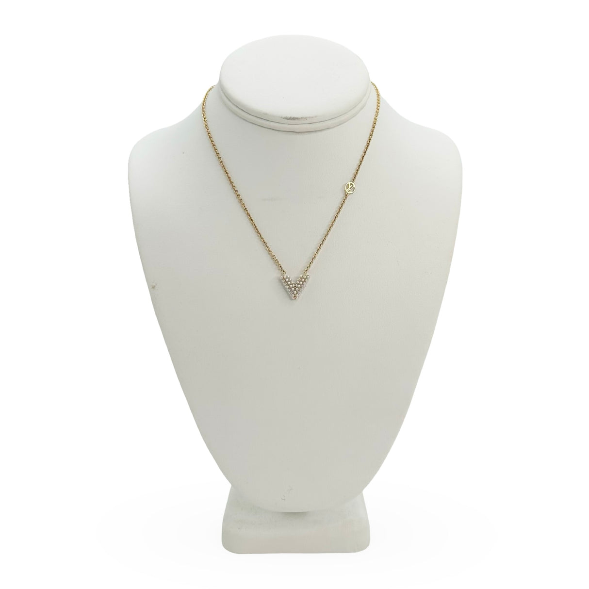 LOUIS VUITTON: Pearl Essential V Necklace
