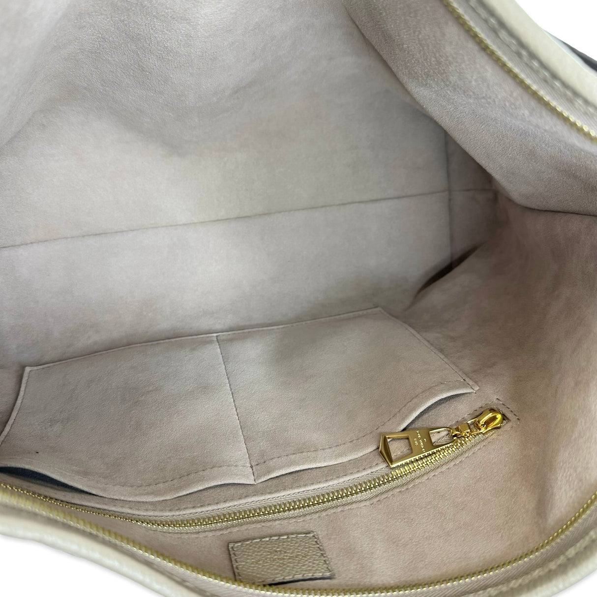 LOUIS VUITTON: Monogram Empreinte Carryall MM