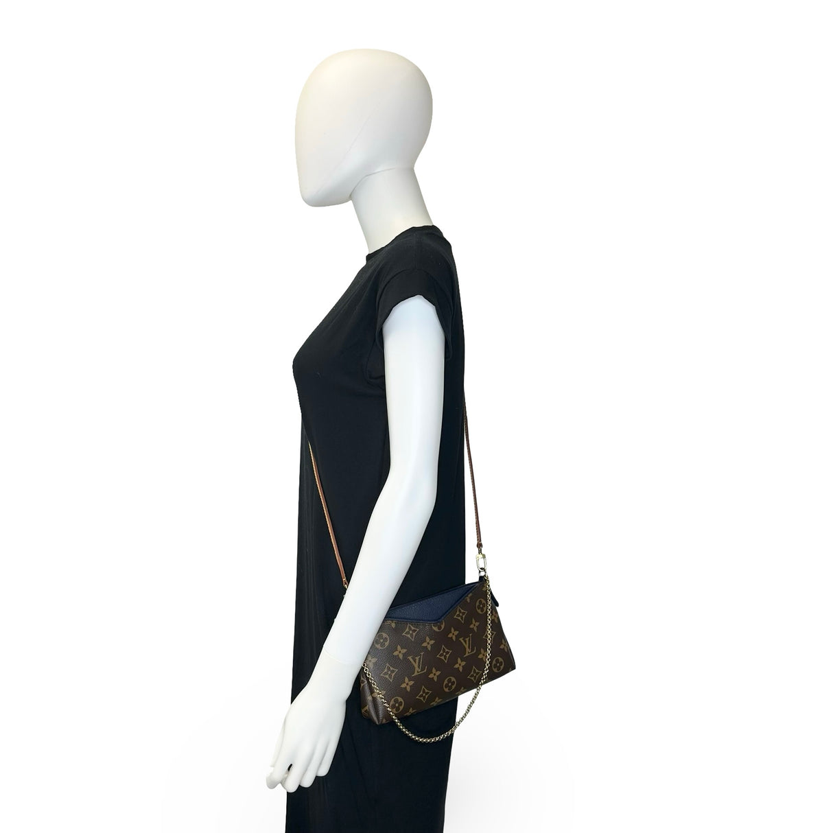 LOUIS VUITTON: Monogram Pallas Clutch