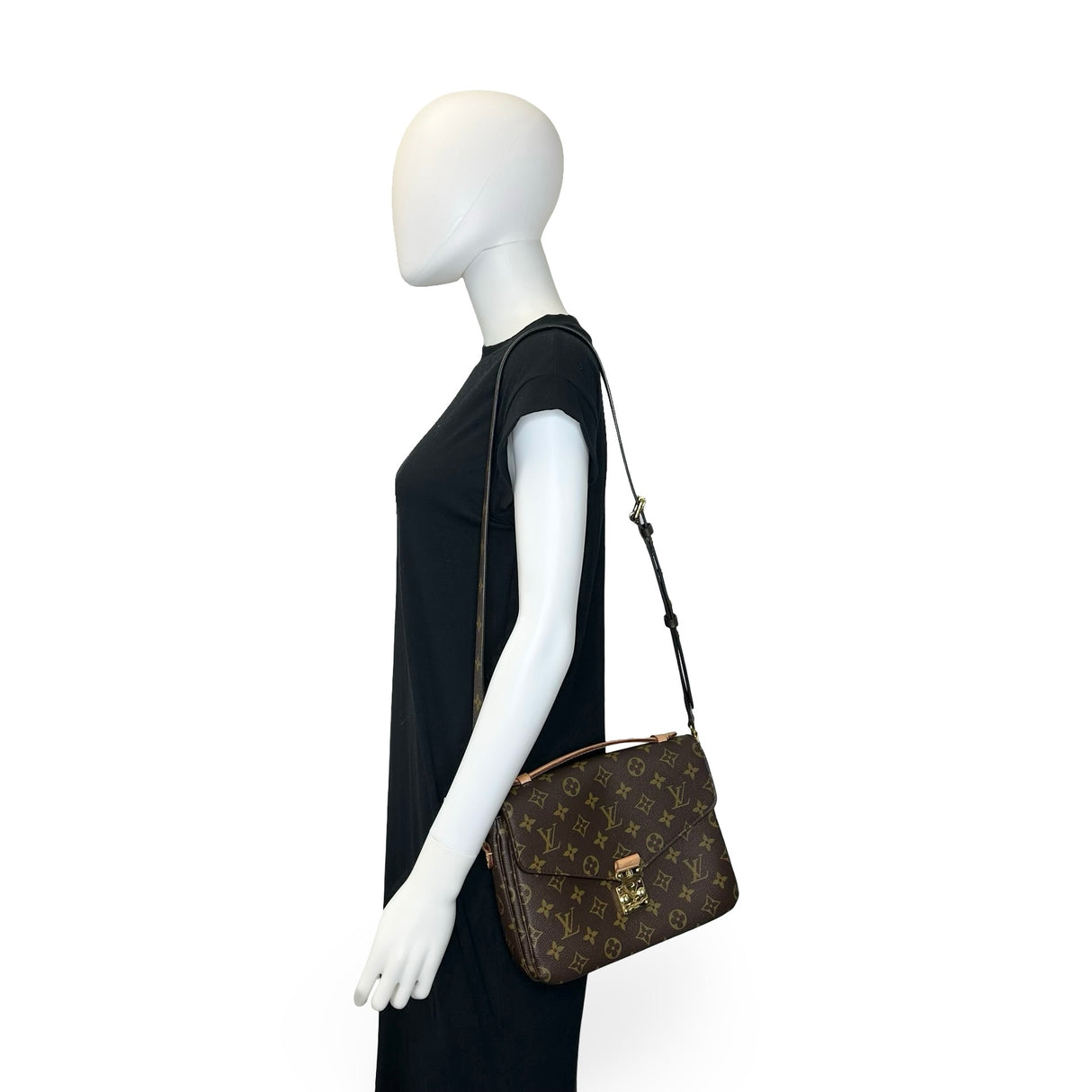 LOUIS VUITTON: Monogram Pochette Metis