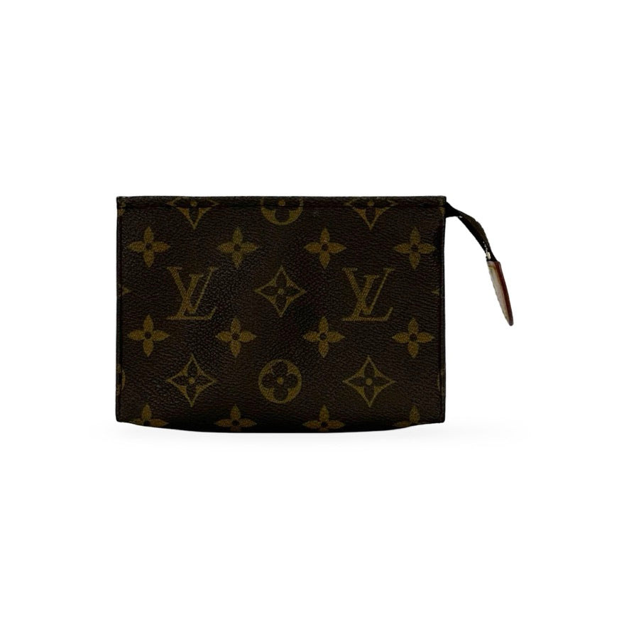 LOUIS VUITTON: Monogram Toiletry 15