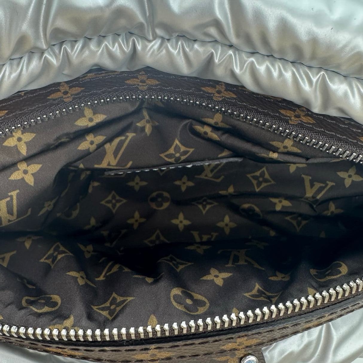 LOUIS VUITTON: Pillow Maxi Bum Bag