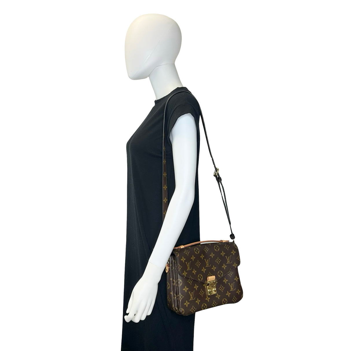 LOUIS VUITTON: Monogram Pochette Metis