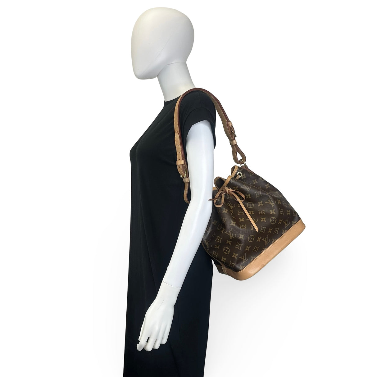 LOUIS VUITTON: Monogram Petit Noé