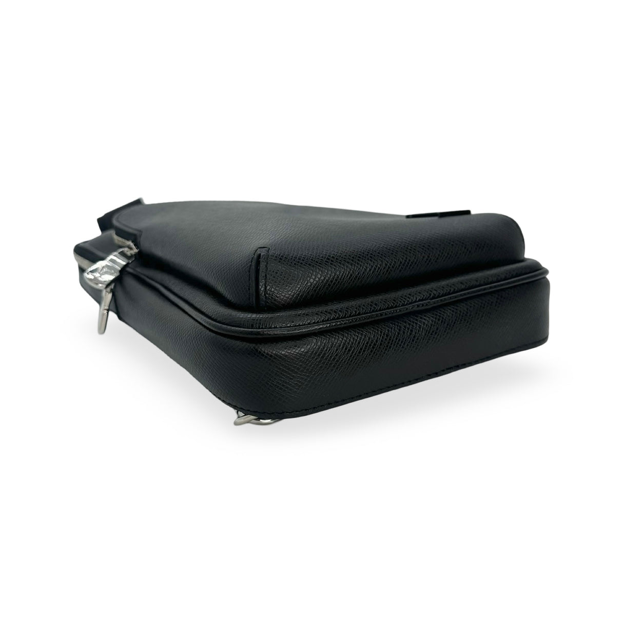 LOUIS VUITTON: Taiga Leather Avenue Sling Bag