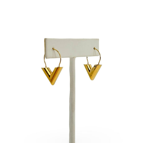 LOUIS VUITTON: Essential V Earrings
