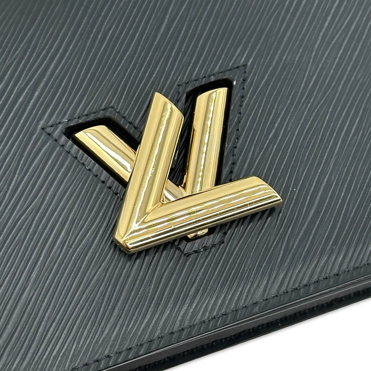 LOUIS VUITTON: Epi Twist Chain Wallet