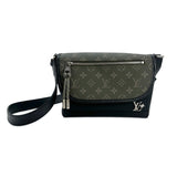 LOUIS VUITTON: Monogram Pulse Messenger