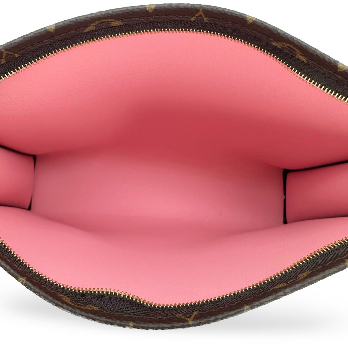 LOUIS VUITTON: Monogram Toiletry Pouch 26