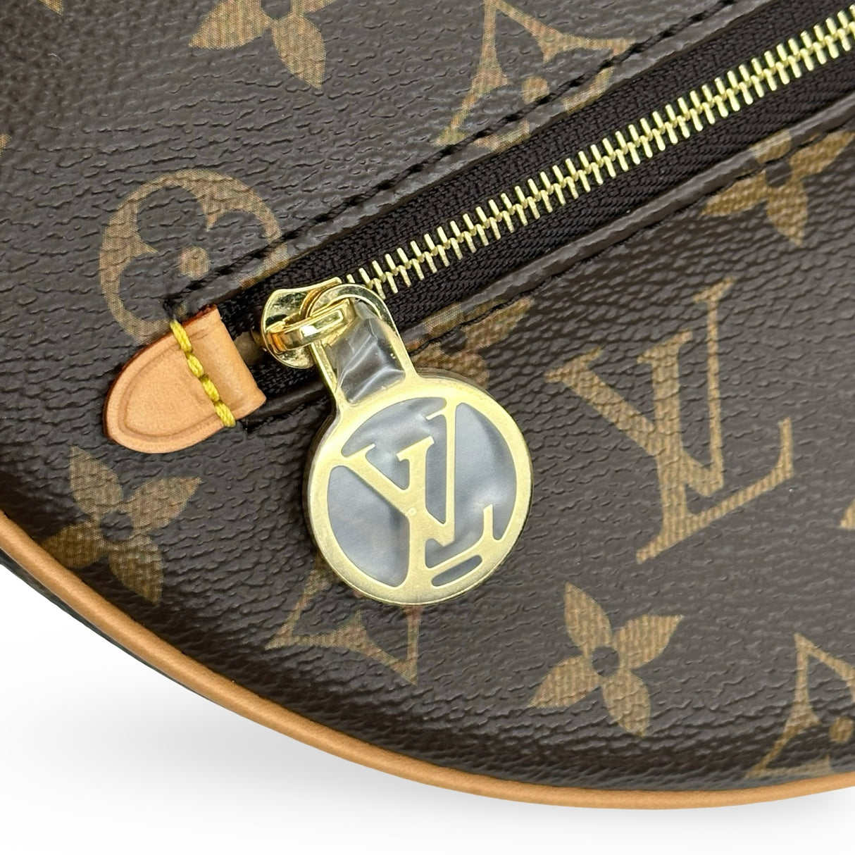 LOUIS VUITTON: Monogram Loop