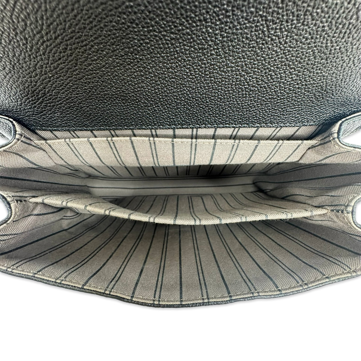 LOUIS VUITTON: Monogram Empreinte Pochette Metis