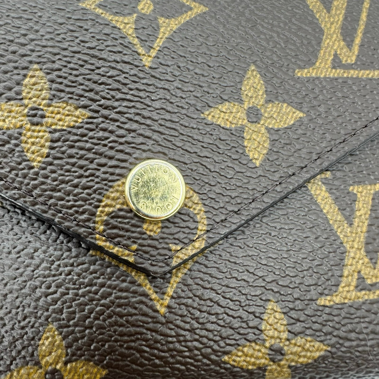 LOUIS VUITTON: Monogram Victorine Wallet
