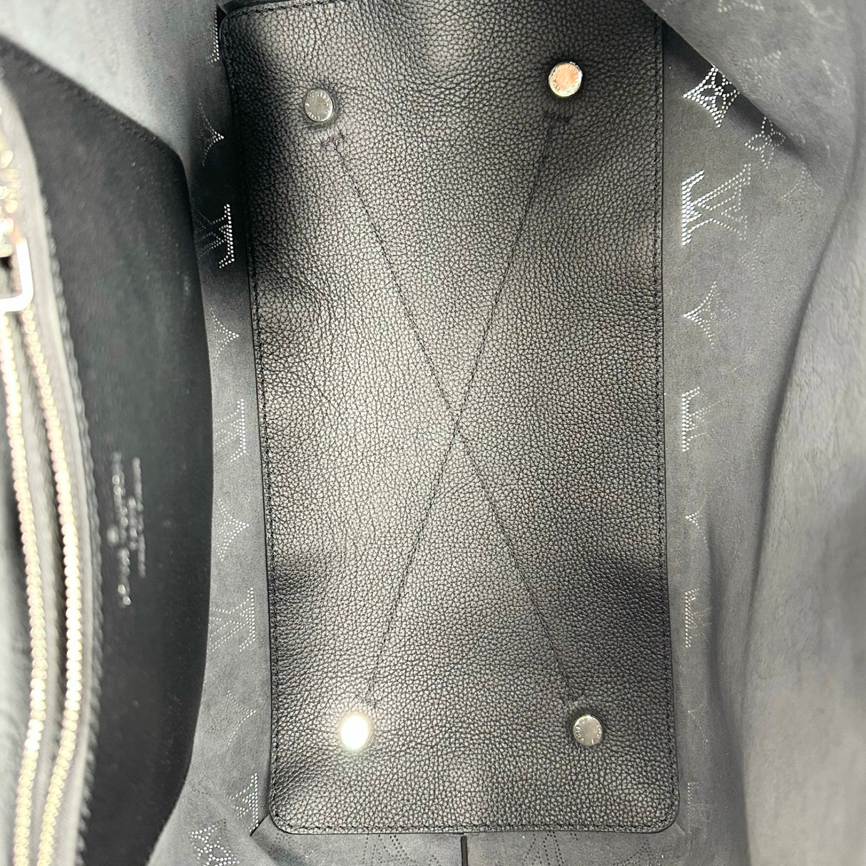 LOUIS VUITTON: Mahina Carmel Hobo