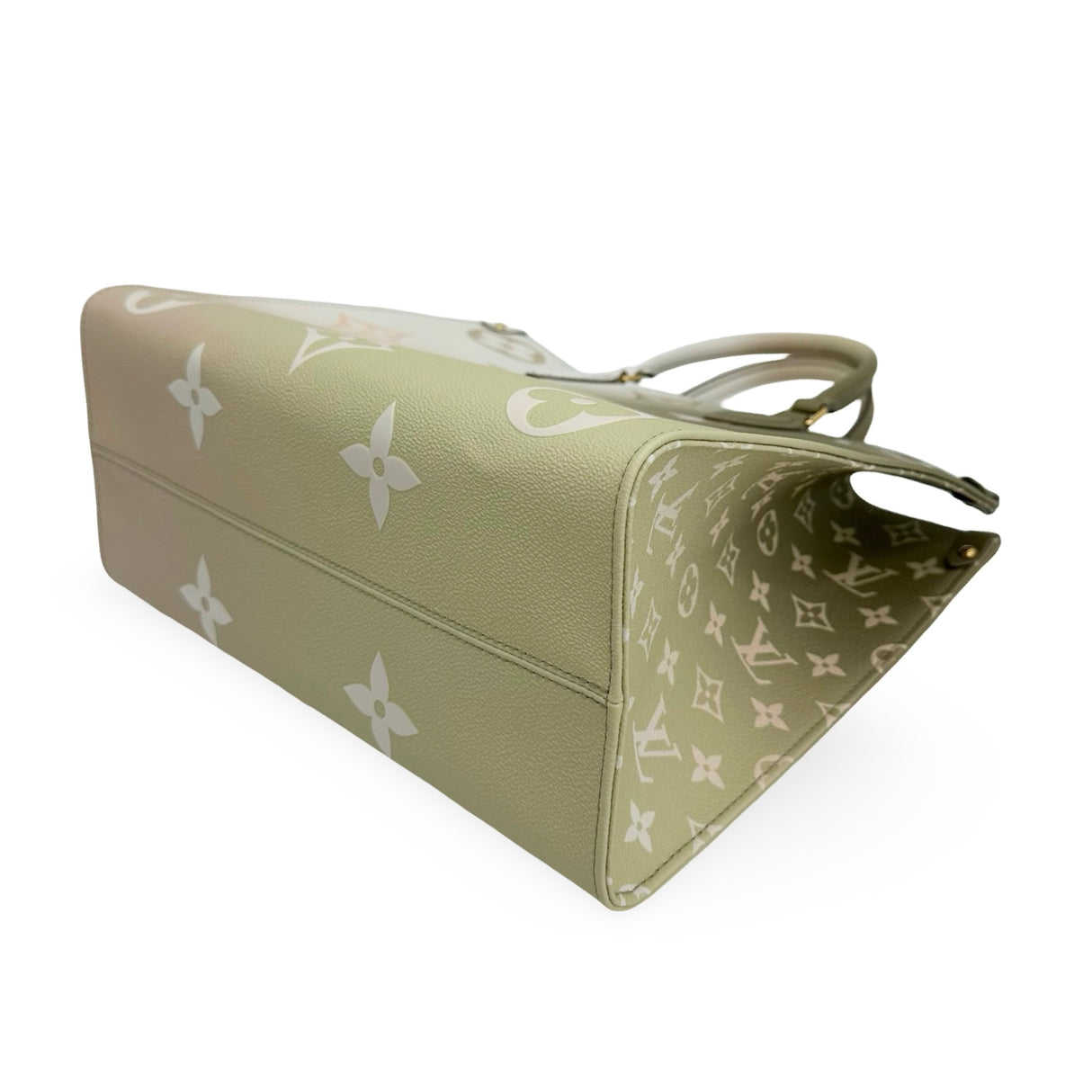 LOUIS VUITTON: Monogram Giant Spring in the City OntheGo MM