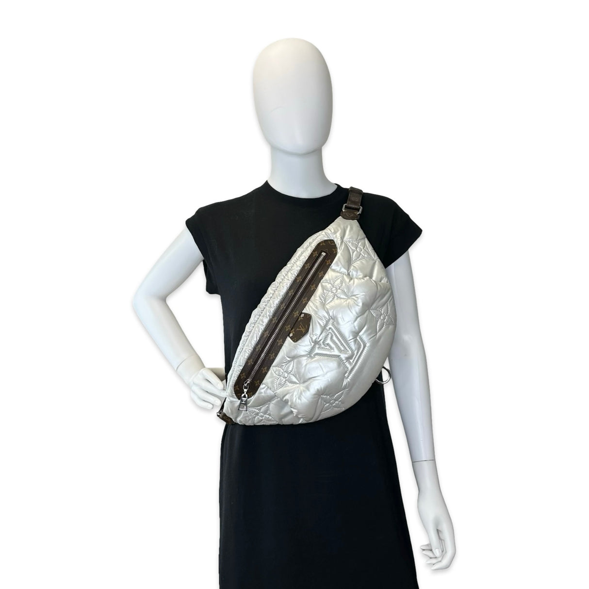 LOUIS VUITTON: Pillow Maxi Bumbag