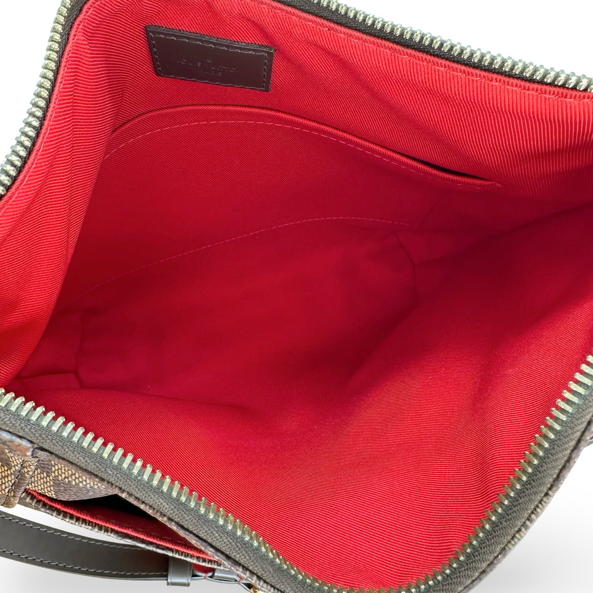 LOUIS VUITTON: Damier Ebene South Bank Besace
