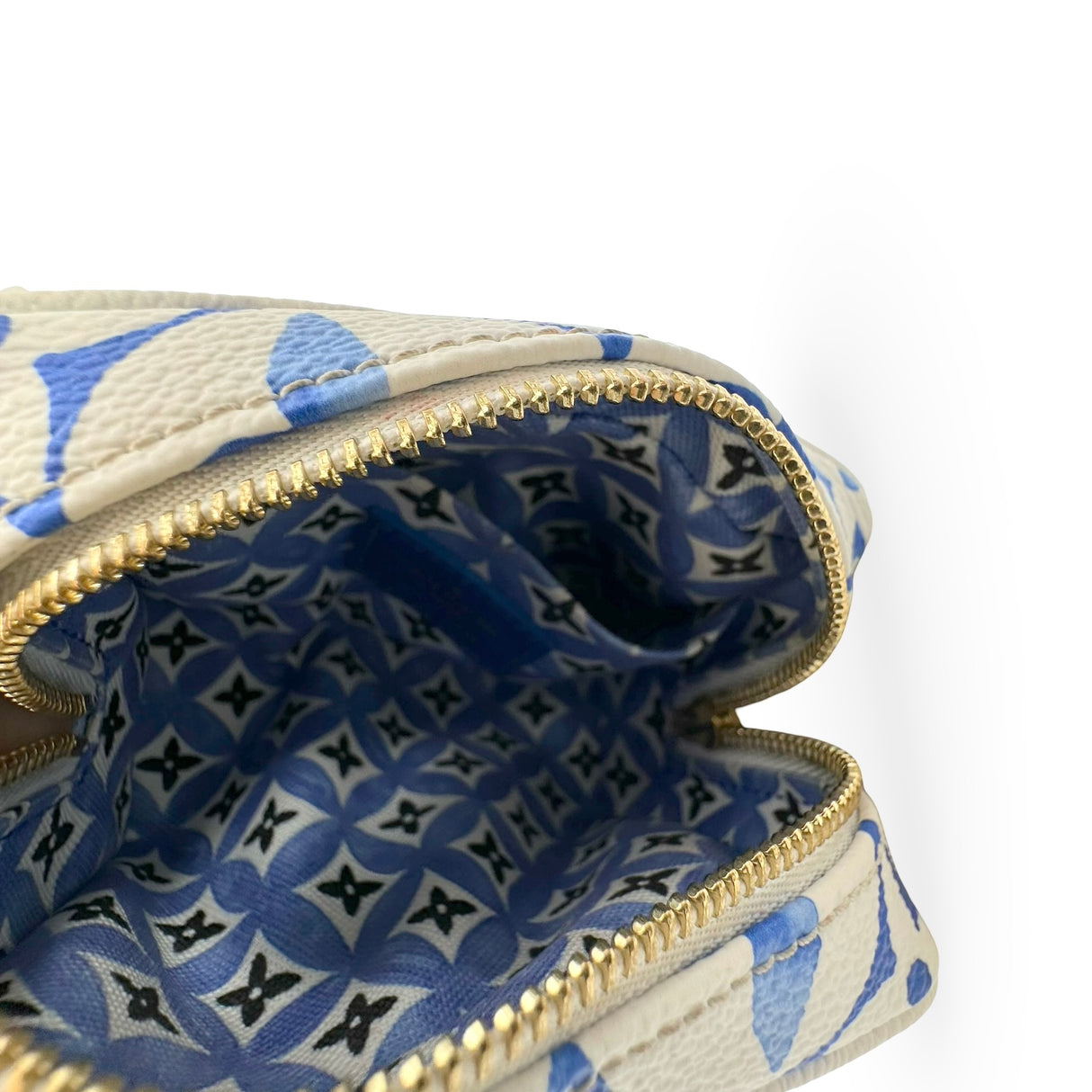 LOUIS VUITTON: Monogram Giant By the Pool Wapity Case