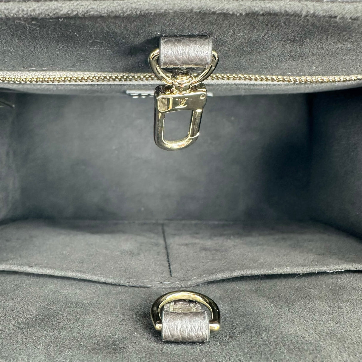 LOUIS VUITTON: Monogram Empreinte Onthego PM