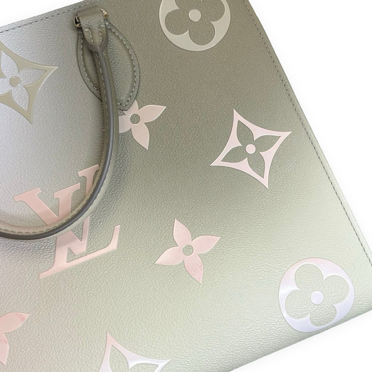 LOUIS VUITTON: Monogram Giant Spring in the City OntheGo MM