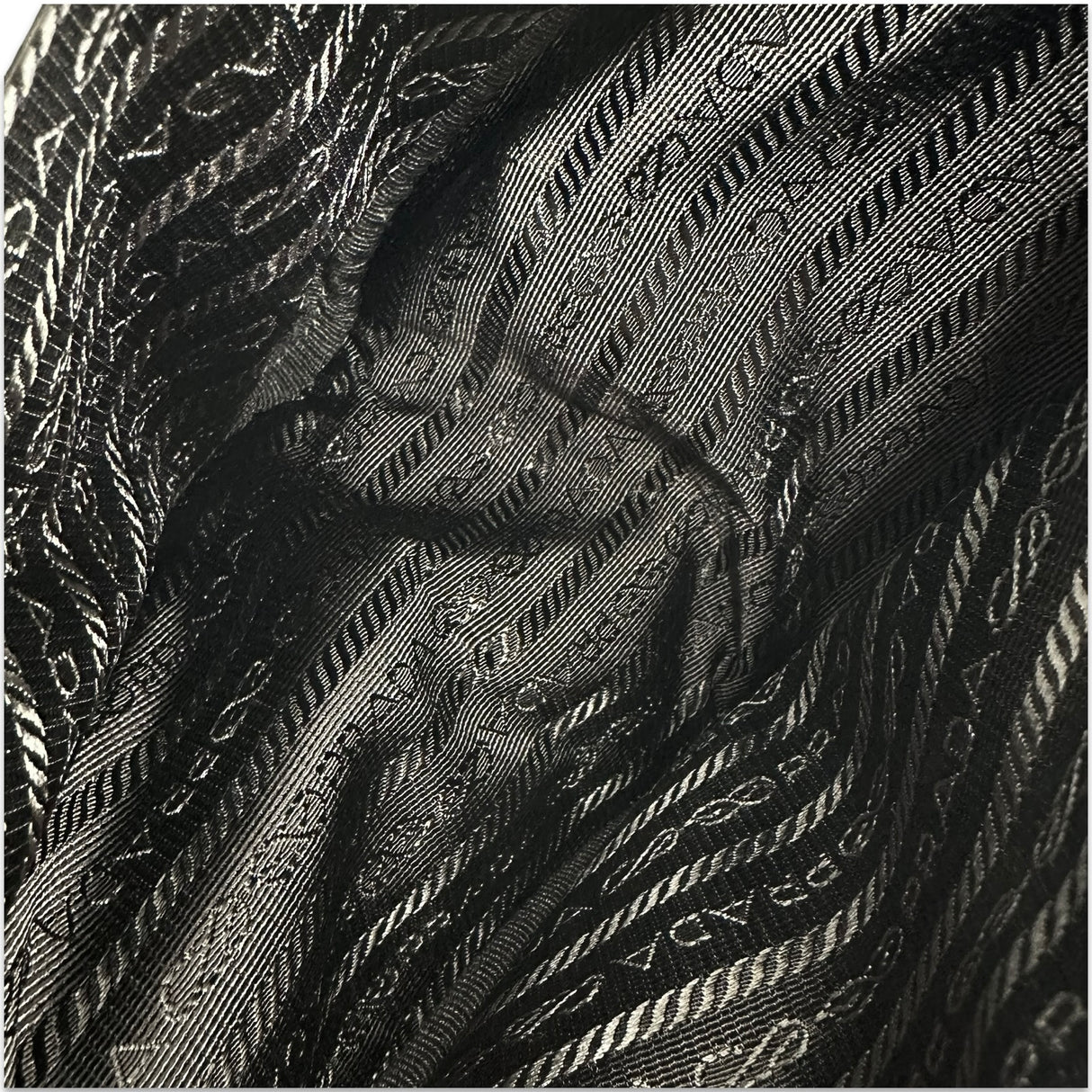 Calfskin Triangle Symbole Crossbody